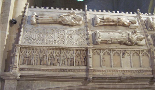 Tombe d'Alphonse-Raymond II le Chaste dans l'église de l'abbaye de Poblet